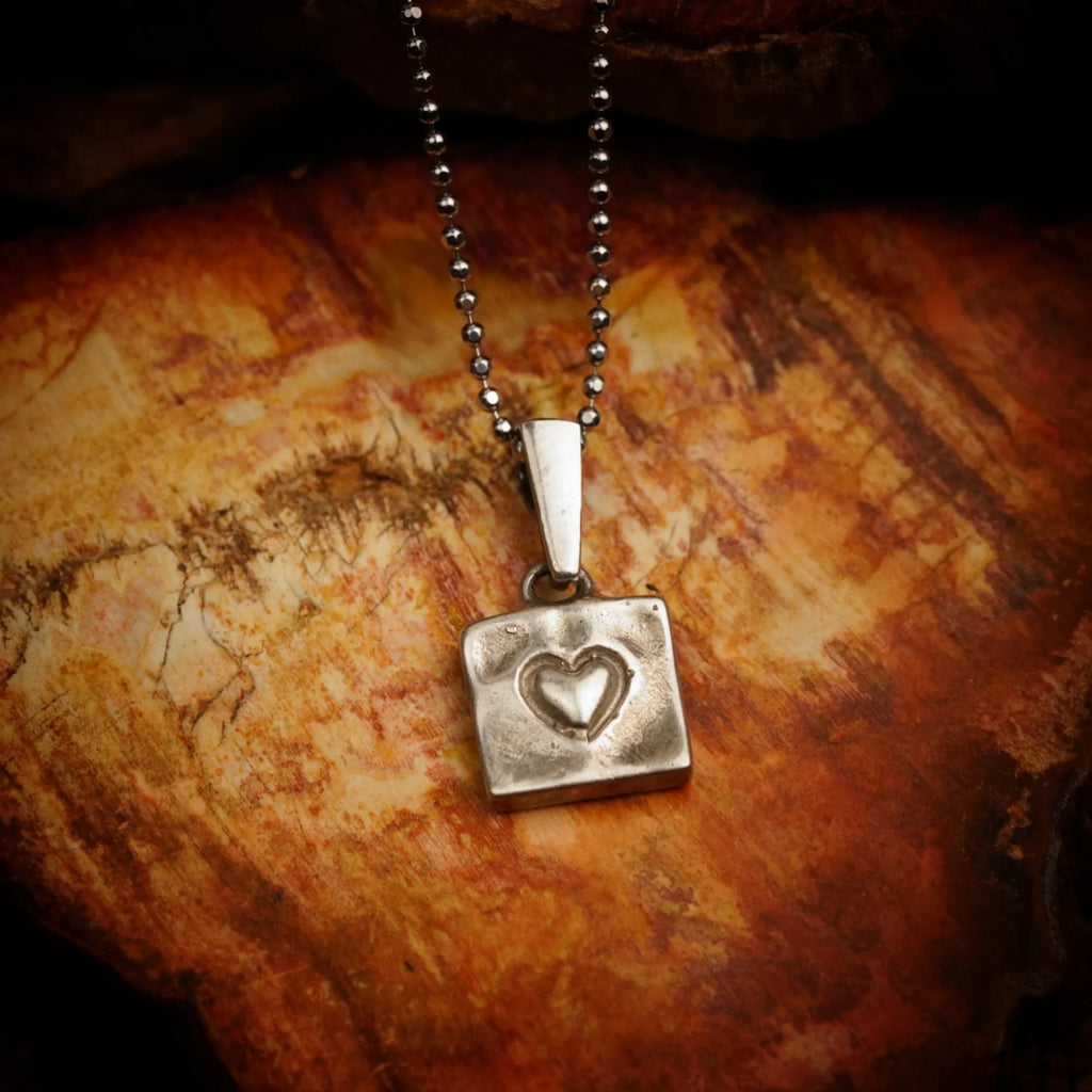 Pandantiv „Inimă în pătrat” din argint 925, realizat manual – talisman pentru iubire și afecțiune, bijuterie sculpturală în stil boho și rustic | Art Diva