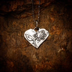 Pandantiv Inimă cu Floare din argint 925 – talisman al iubirii realizat manual, bijuterie sculpturală în stil boho, cadou ideal pentru mamă, fiică sau prietenă | Art Diva