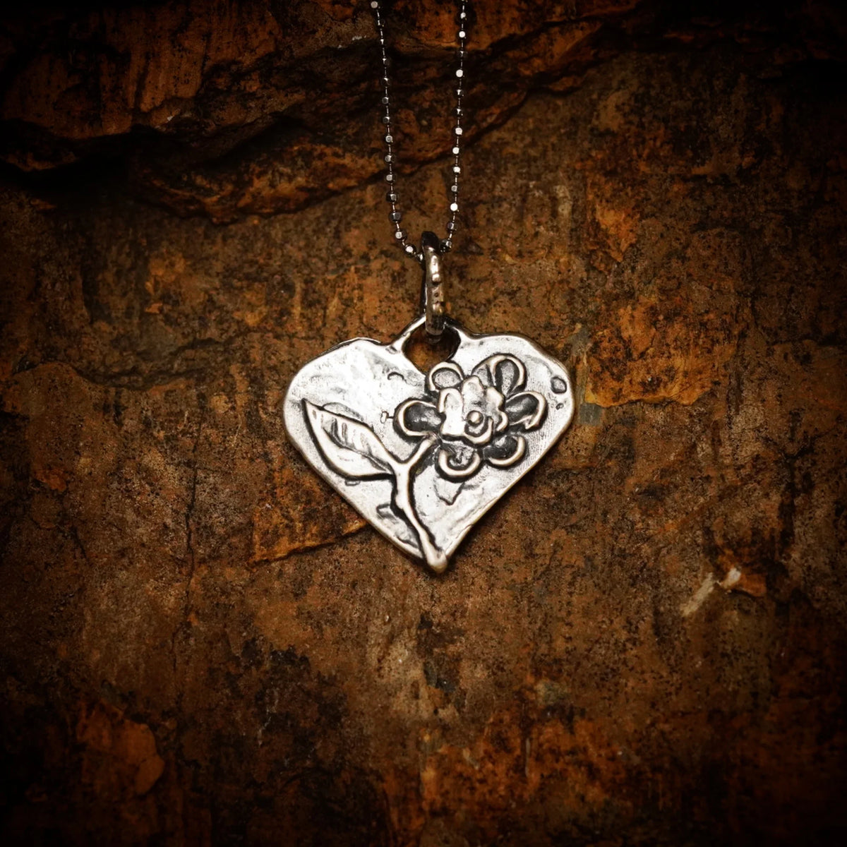 Pandantiv Inimă cu Floare din argint 925 – talisman al iubirii realizat manual, bijuterie sculpturală în stil boho, cadou ideal pentru mamă, fiică sau prietenă | Art Diva