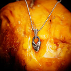 Pandantiv miniatural „Inimă pufoasă” din argint 925 – talisman pentru iubire, tandrețe și grijă, realizat manual în stil boho | Art Diva
