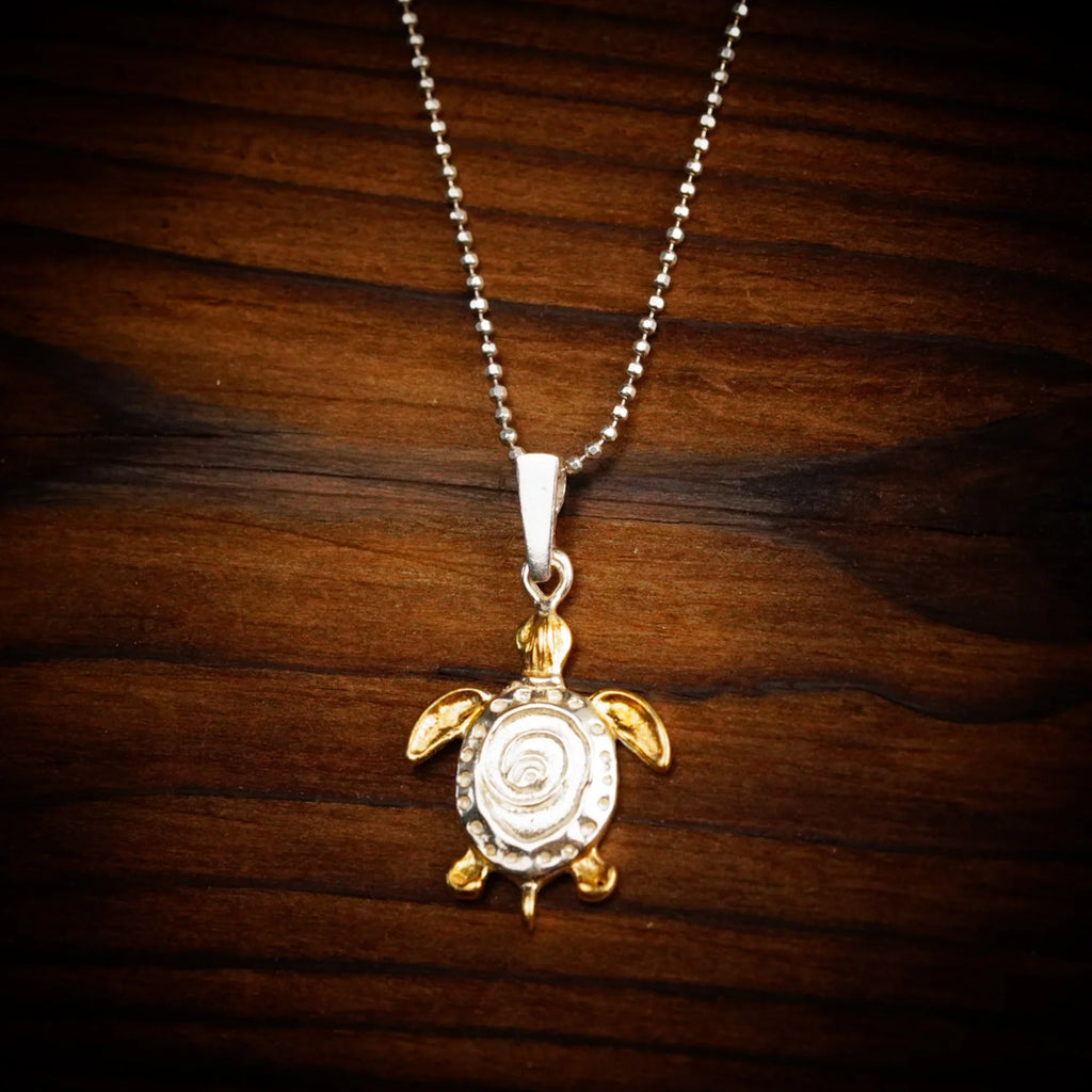 Pandantiv „Broască țestoasă” handmade din argint 925 cu accente aurii – talisman pentru liniște, reziliență și longevitate, bijuterie sculpturală în stil boho și rustic | Art Diva