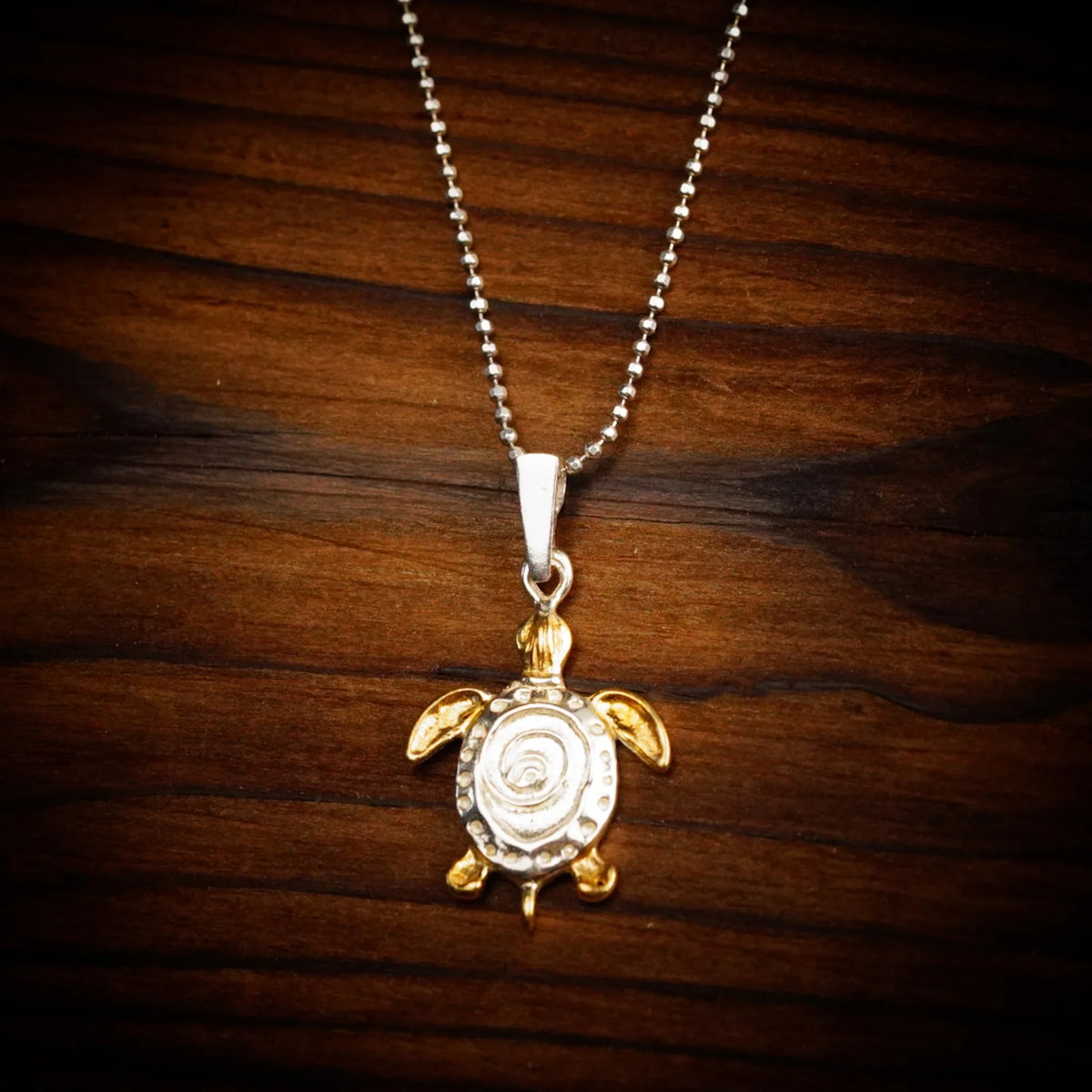 Pandantiv „Broască țestoasă” handmade din argint 925 cu accente aurii – talisman pentru liniște, reziliență și longevitate, bijuterie sculpturală în stil boho și rustic | Art Diva