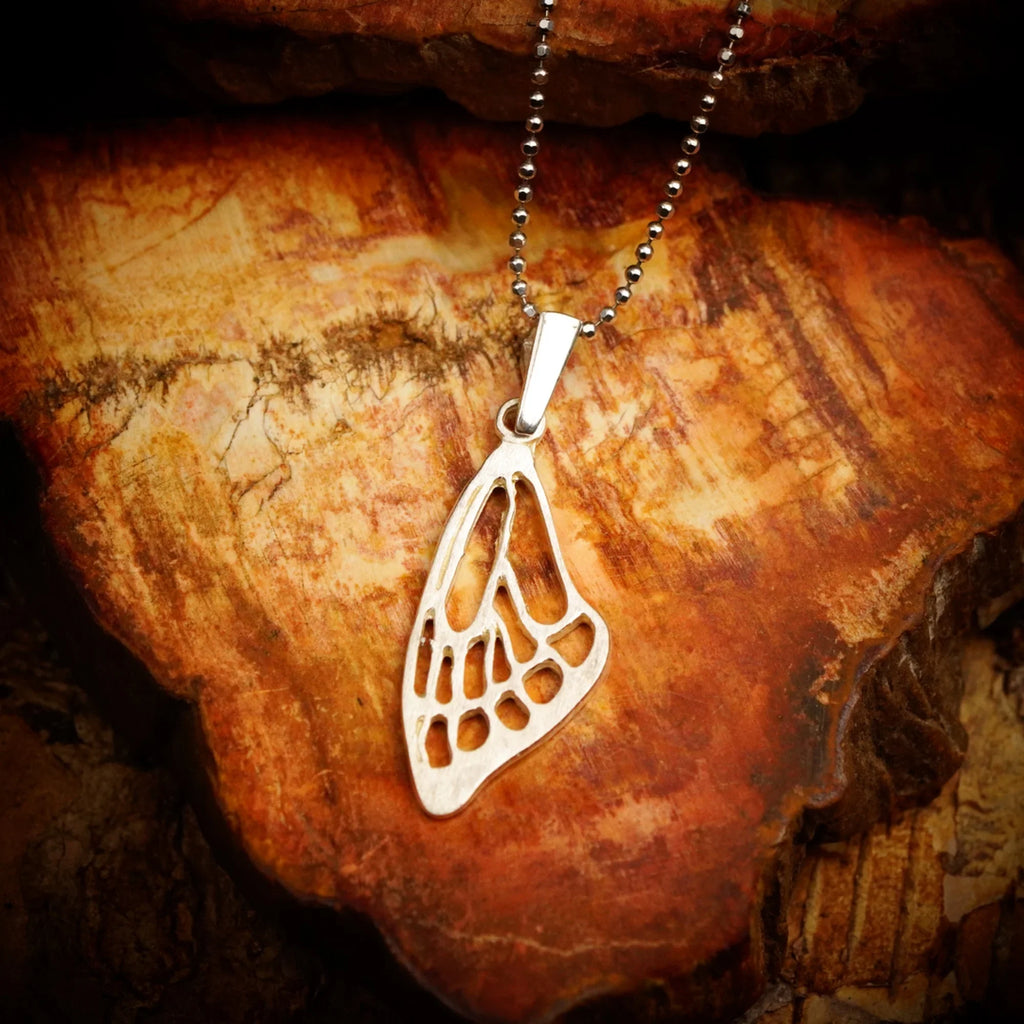 Pandantiv „Aripă de fluture” din argint 925 – amuletă pentru libertate și lumină, bijuterie sculpturală handmade în stil boho și rustic | Art Diva