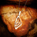 Pandantiv „Aripă de fluture” din argint 925 – amuletă pentru libertate și lumină, bijuterie sculpturală handmade în stil boho și rustic | Art Diva