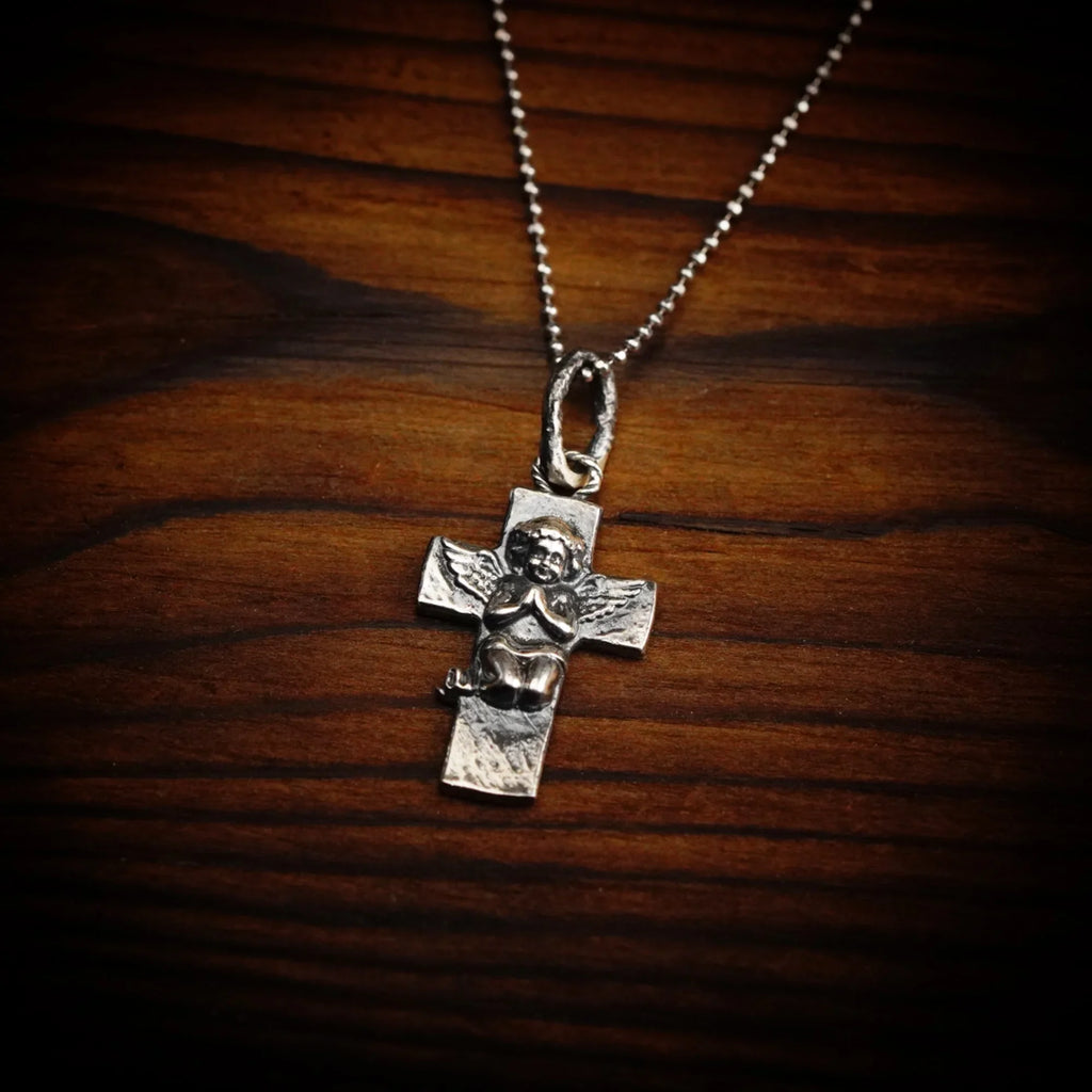 Pandantiv „Rugăciunea Îngerului” din argint 925 – talisman realizat manual pentru credință și protecție spirituală, bijuterie sculpturală boho și rustică | Art Diva
