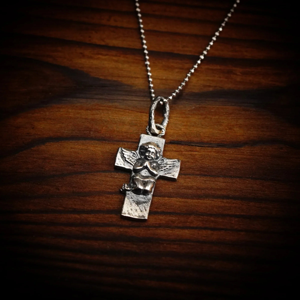 Pandantiv „Rugăciunea Îngerului” din argint 925 – talisman realizat manual pentru credință și protecție spirituală, bijuterie sculpturală boho și rustică | Art Diva