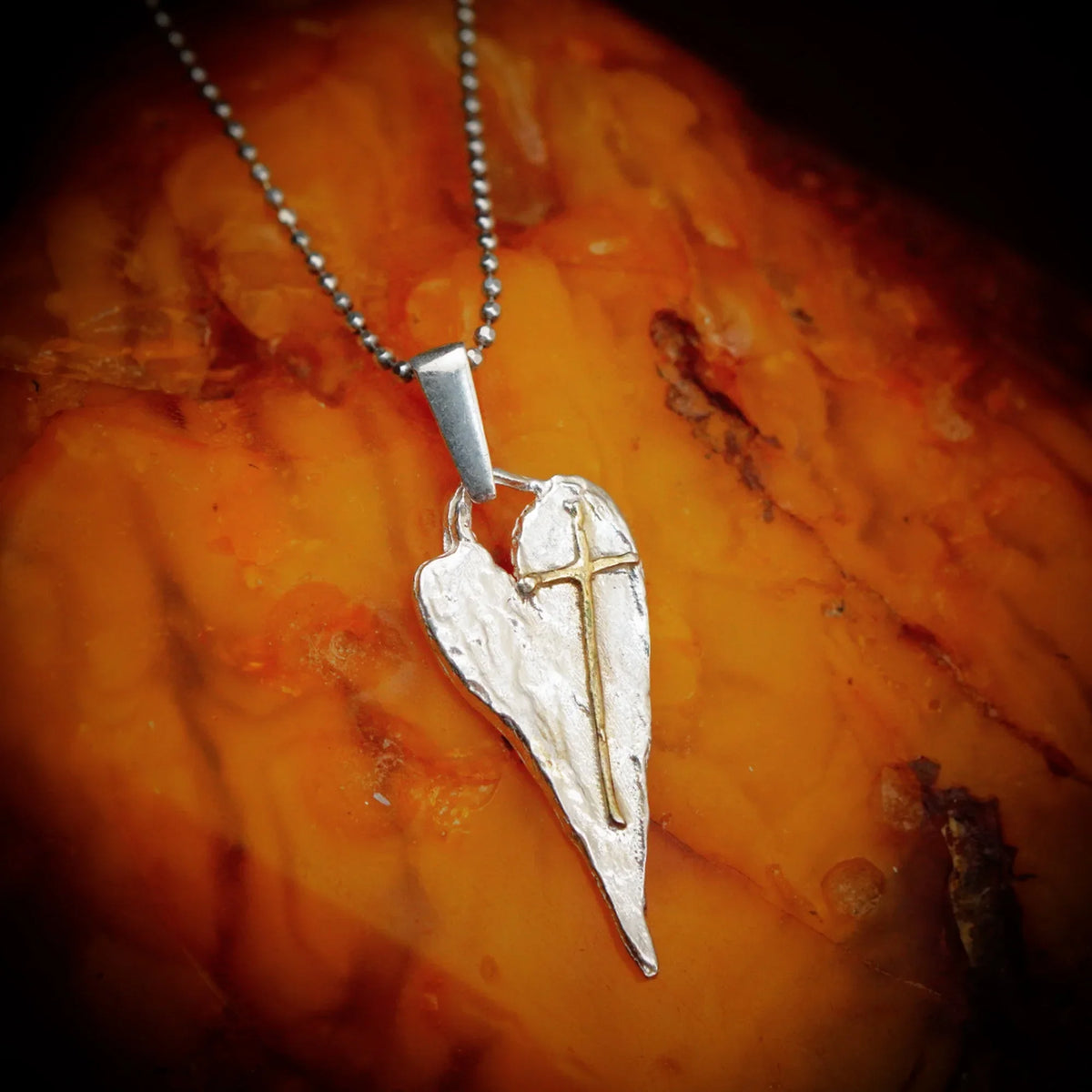 Pandantiv inimă alungită cu cruce din argint 925 și accente aurii – talisman boho pentru iubire, handmade, Art Diva
