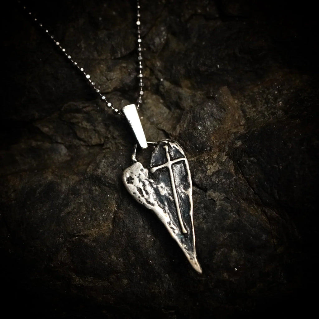 Pandantiv „Inimă alungită cu cruce” din argint 925 – talisman boho pentru credința în iubire, bijuterie sculpturală și cadou pentru mamă, fiică sau prietenă | Art Diva