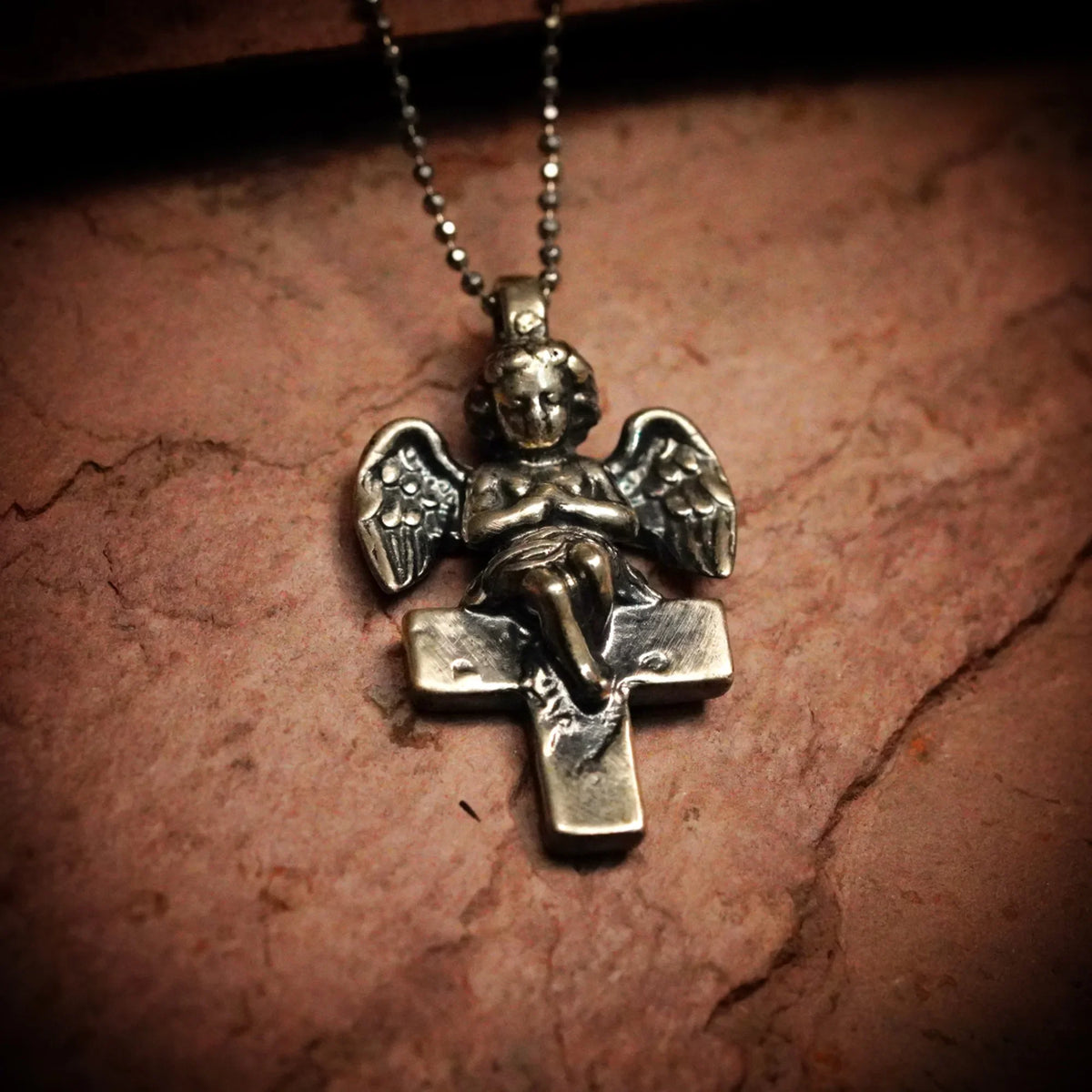 Pandantiv „Înger pe Cruce” din argint 925 – talisman handmade pentru protecție și lumină, bijuterie sculpturală în stil boho și rustic | Art Diva