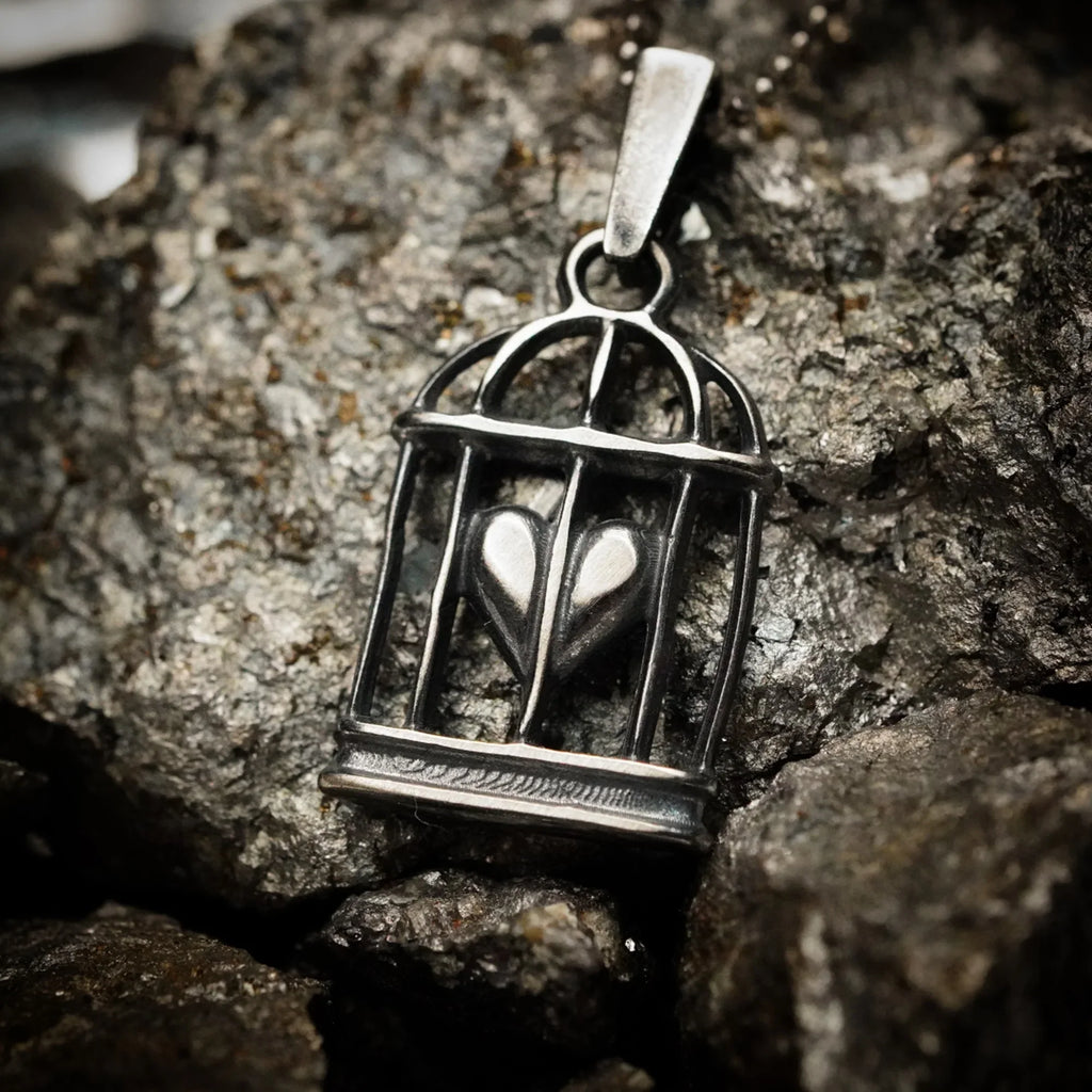 Pandantiv inimă în colivie din argint 925 oxidat – amuletă handmade pentru iubire și spirit liber, Art Diva