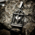 Pandantiv inimă în colivie din argint 925 oxidat – amuletă handmade pentru iubire și spirit liber, Art Diva