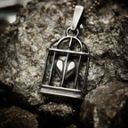 Pandantiv inimă în colivie din argint 925 oxidat – amuletă handmade pentru iubire și spirit liber, Art Diva