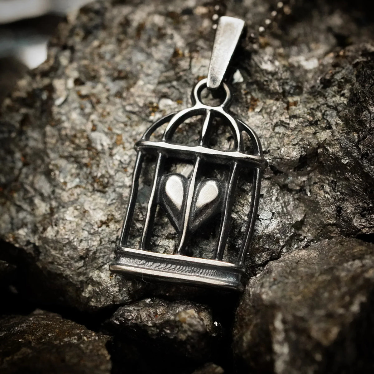 Pandantiv inimă în colivie din argint 925 oxidat – amuletă handmade pentru iubire și spirit liber, Art Diva