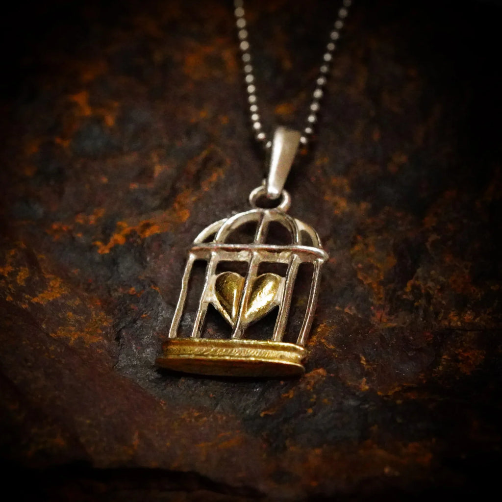Pandantiv „Inimă în Colivie” din argint 925 cu accent auriu – talisman pentru forță, iubire și libertate emoțională, bijuterie sculpturală în stil boho și rustic | Art Diva