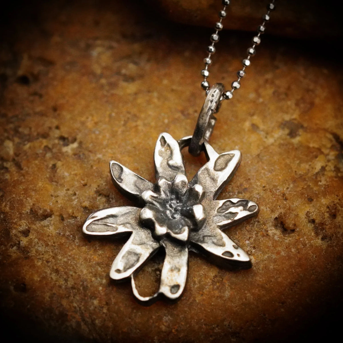 Element „Floare de colț” din argint 925 – talisman boho al armoniei realizat manual, bijuterie sculpturală și cadou pentru mamă, fiică sau prietenă | Art Diva
