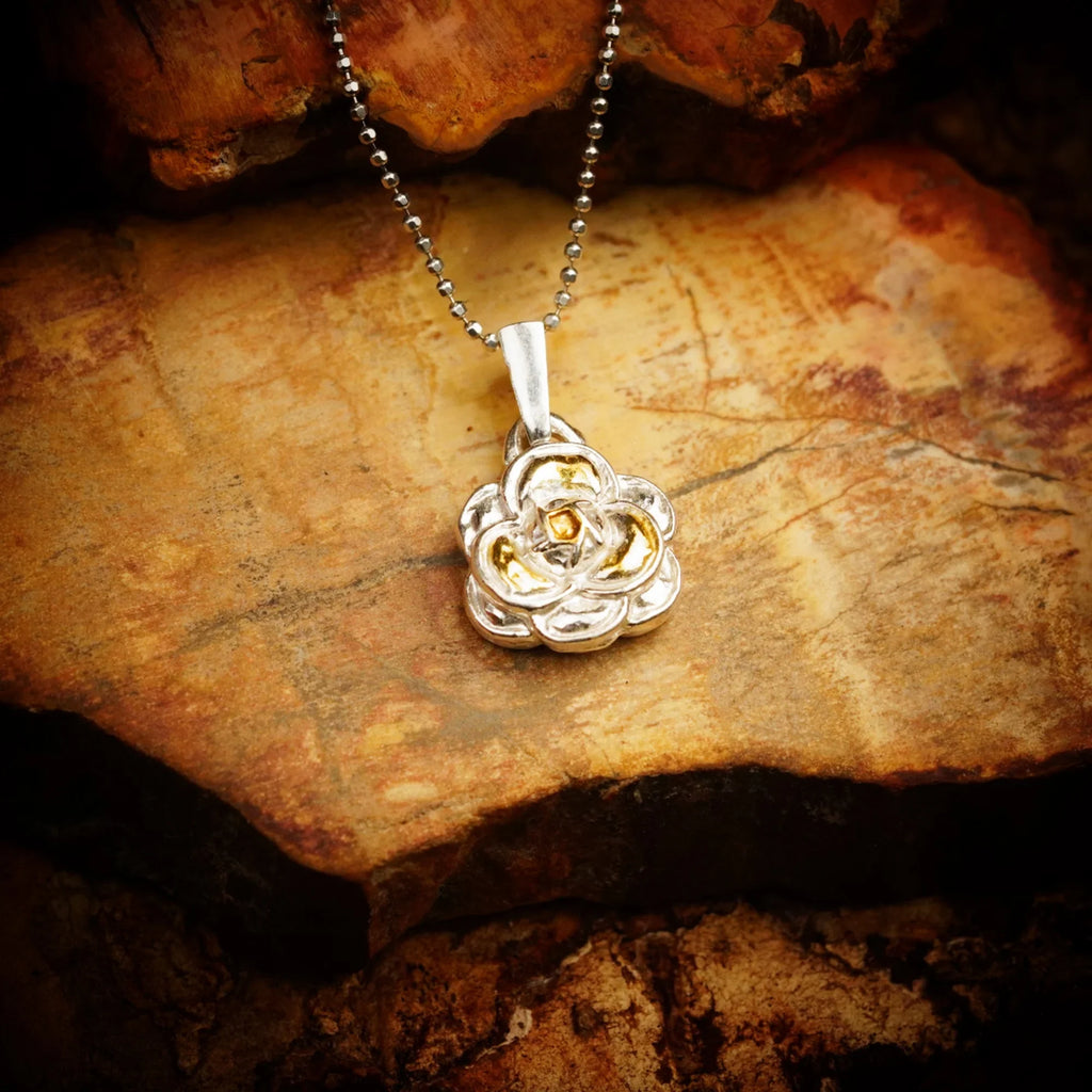 Pandantiv „Camelie” handmade din argint 925 cu accente aurii – talisman pentru feminitate, forță interioară și frumusețe, bijuterie sculpturală în stil boho și rustic | Art Diva