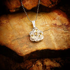 Pandantiv „Camelie” handmade din argint 925 cu accente aurii – talisman pentru feminitate, forță interioară și frumusețe, bijuterie sculpturală în stil boho și rustic | Art Diva
