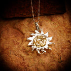 Pandantiv soare cu spirală din argint 925 și accente aurii – talisman pentru lumină și forță, handmade în stil boho, Art Diva