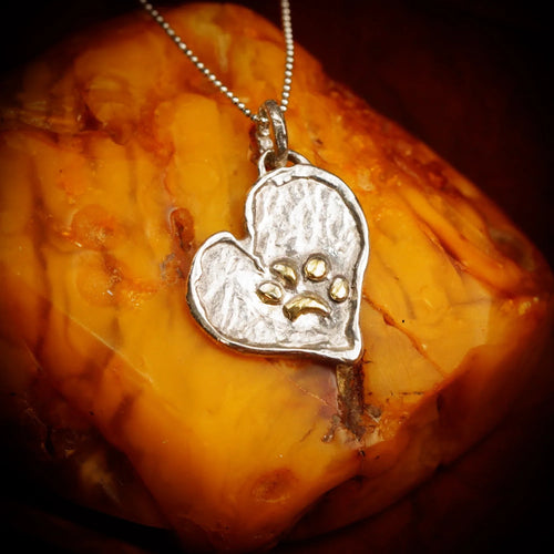 Pandantiv inimă cu lăbuță din argint 925 cu accente aurii – talisman pentru loialitate și iubire de animale, bijuterie sculpturală handmade în stil boho rustic, colecția „Strălucire” | Art Diva