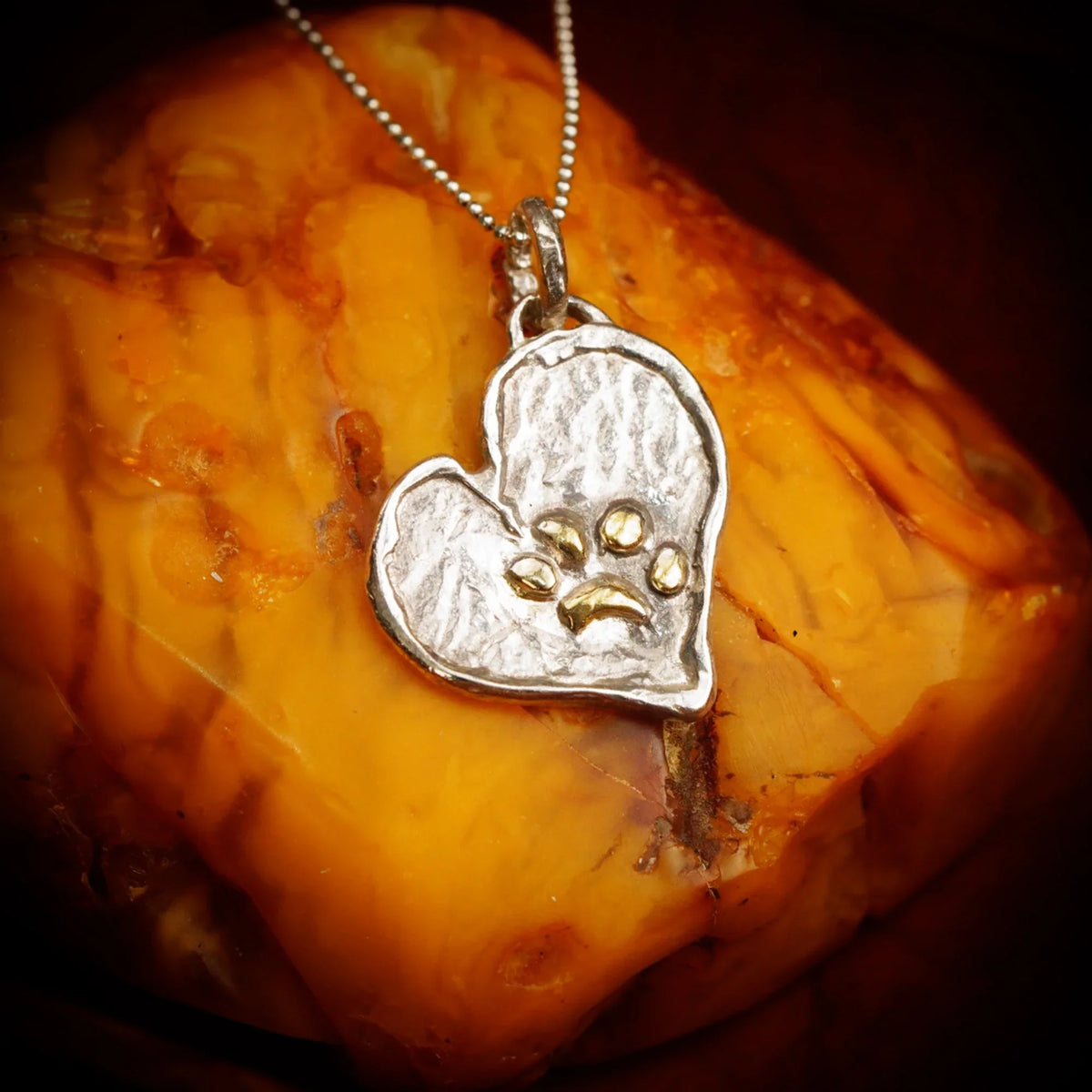 Pandantiv inimă cu lăbuță din argint 925 cu accente aurii – talisman pentru loialitate și iubire de animale, bijuterie sculpturală handmade în stil boho rustic, colecția „Strălucire” | Art Diva