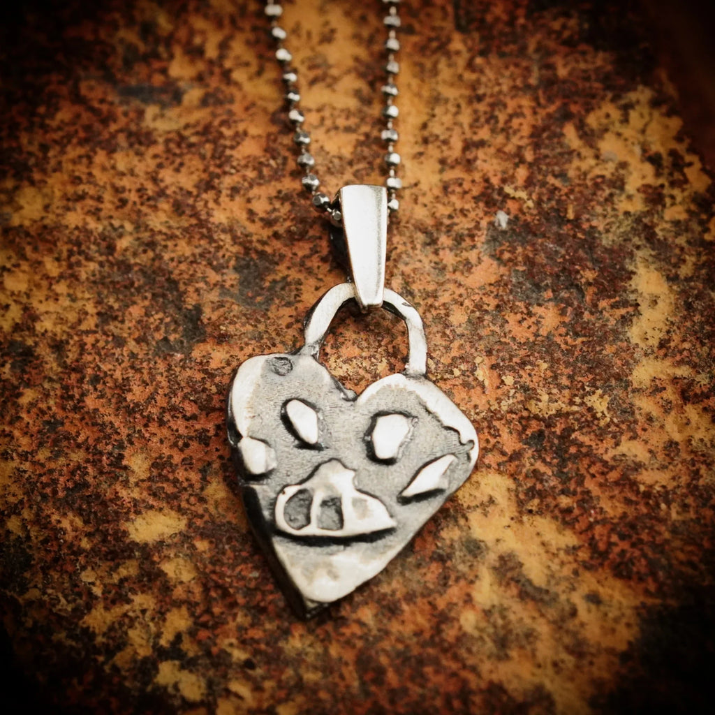 Pandantiv Inimă cu Lăbuță din argint 925 – talisman pentru iubirea de animale, bijuterie în stil boho și rustic, cadou ideal pentru mamă, fiică sau prietenă | Art Diva