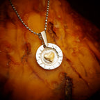 Pandantiv Inimă aurie în cerc din argint 925 – talisman handmade pentru iubire, stil boho rustic, Art Diva