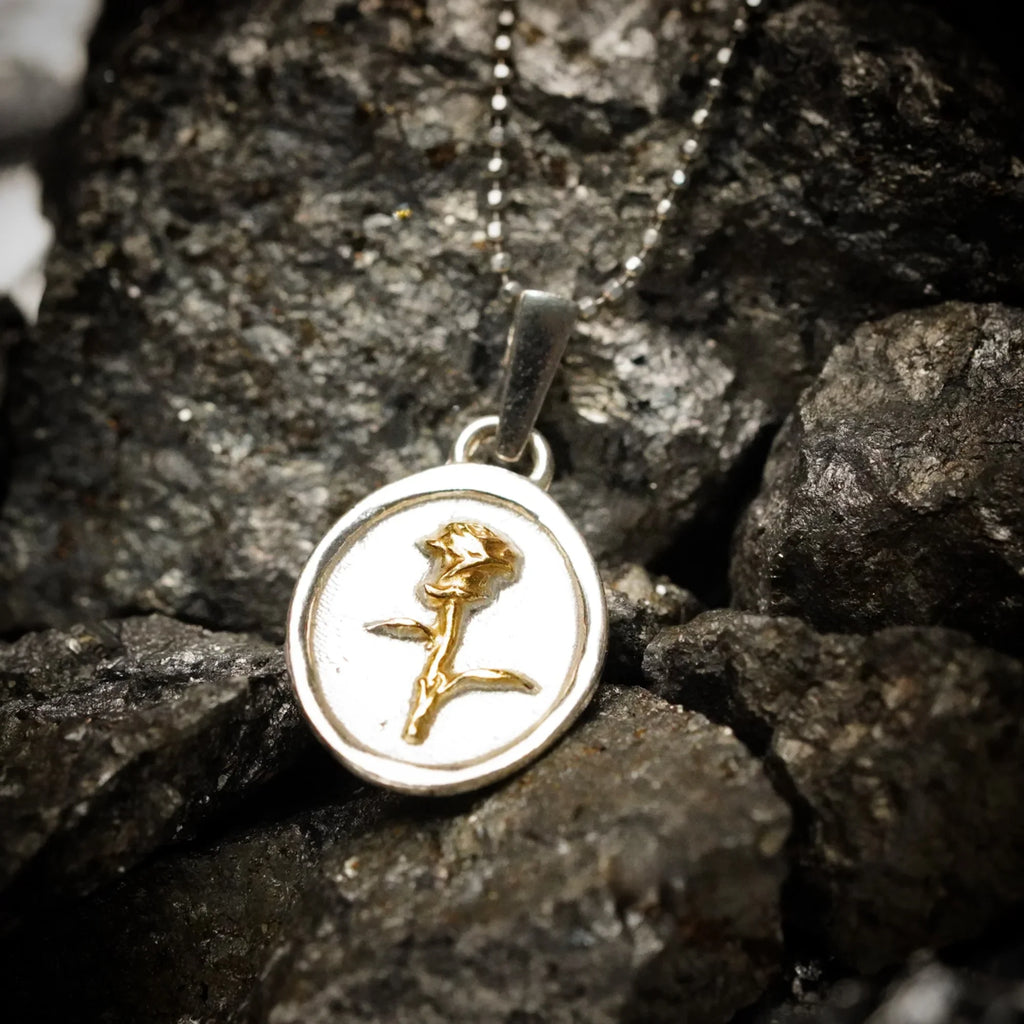 Pandantiv Trandafir „Memento Vivere” din argint 925 cu accente aurii – bijuterie artistică realizată manual și talisman | Art Diva