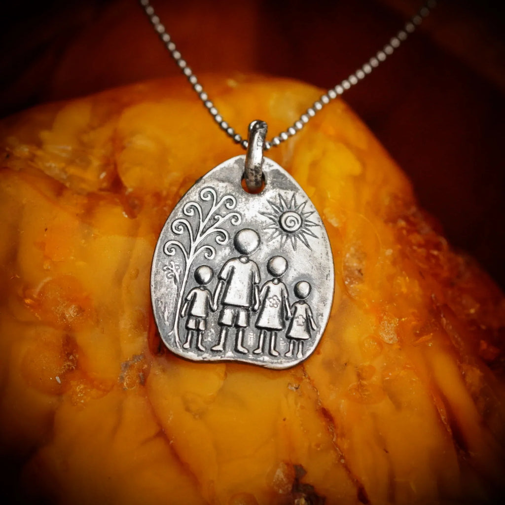 Pandantiv „Familie” din argint 925 – talisman realizat manual pentru iubire și protecție, bijuterie sculpturală în stil boho-rustic | Art Diva