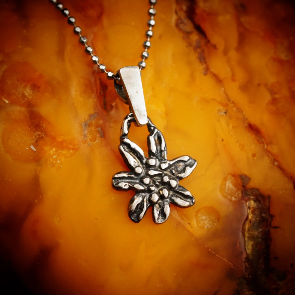 Pandantiv floare de colț (edelweiss) din argint 925 – talisman boho al iubirii pure, handmade, Art Diva