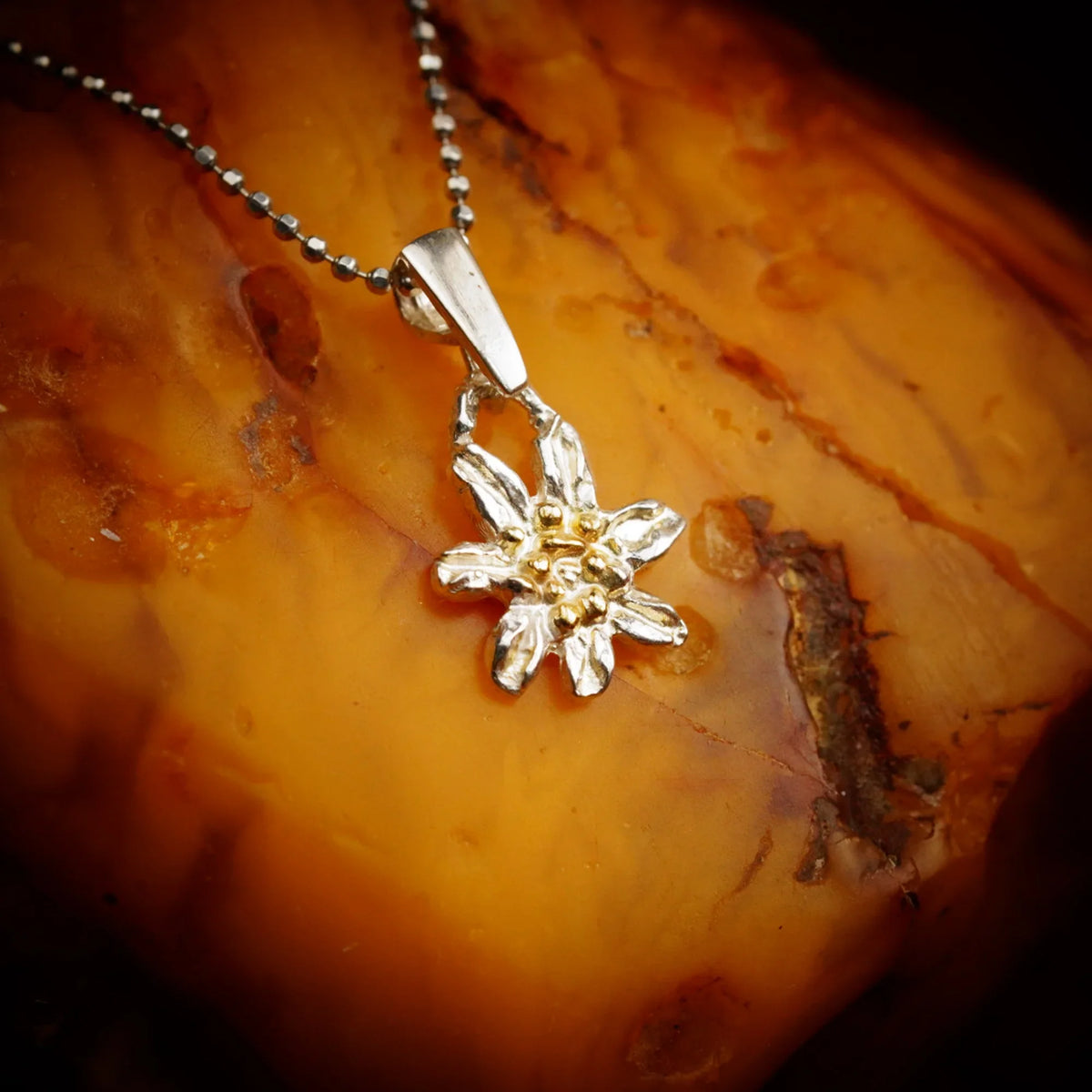 Pandantiv Floare de colț din argint 925 cu accente aurii – talisman boho realizat manual pentru iubire pură și loialitate | Bijuterie sculpturală din colecția „Strălucire” | Art Diva