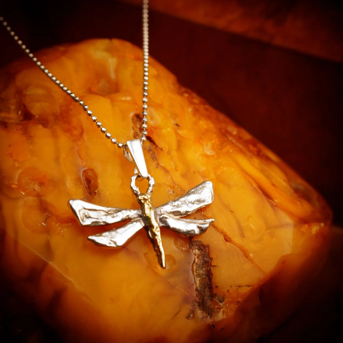 Pandantiv „Libelulă” din argint 925 cu accente aurii – talisman boho realizat manual pentru schimbare și creștere spirituală, bijuterie sculpturală și cadou pentru mamă, fiică sau prietenă | Art Diva