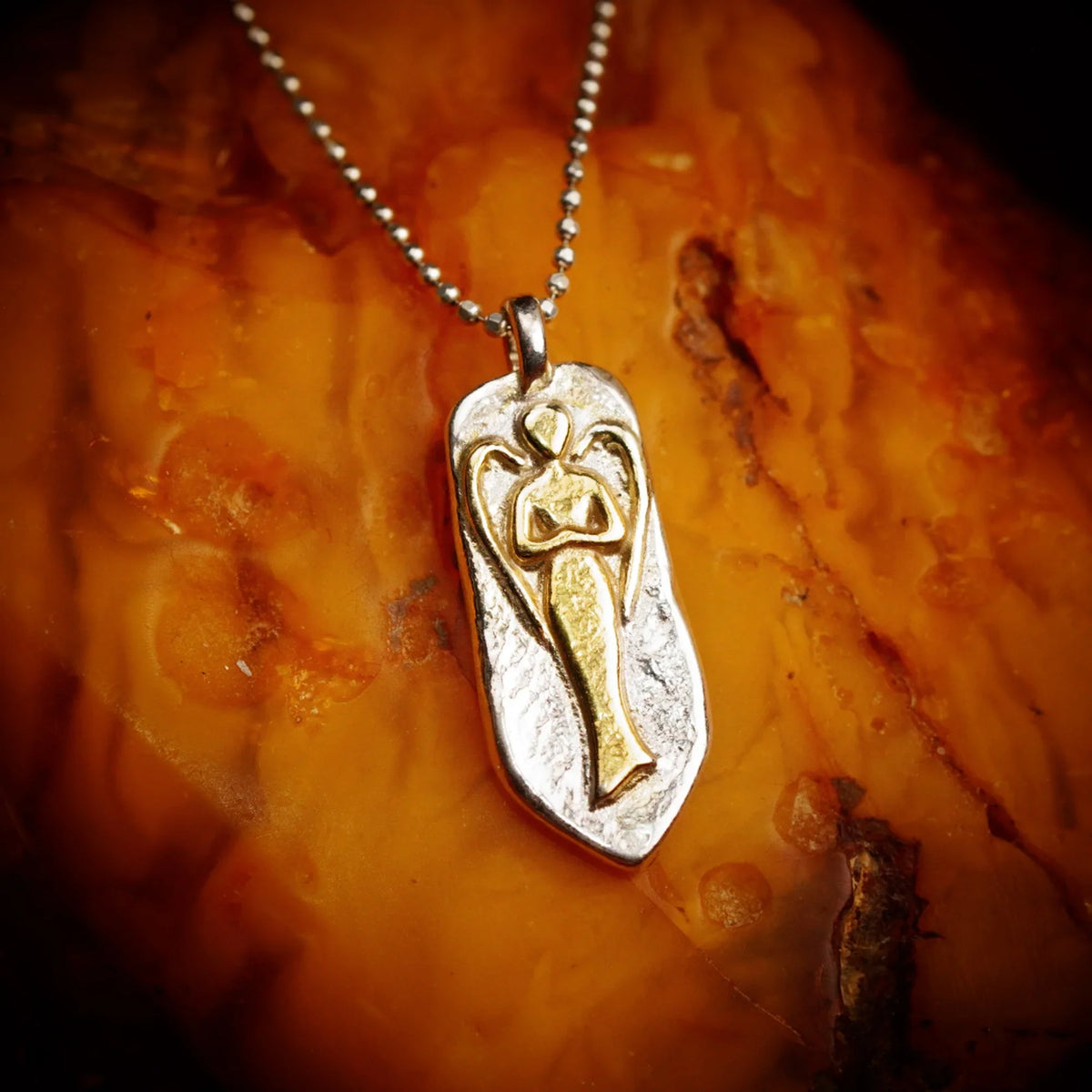 Pandantiv înger păzitor din argint 925 cu accente aurii – talisman pentru protecție și lumină, bijuterie handmade, Art Diva