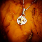 Pandantiv Cruce cu relief din argint 925 și accente aurii – talisman boho realizat manual pentru credință și forță spirituală, un cadou special | Bijuterie sculpturală din colecția „Strălucire” | Art Diva