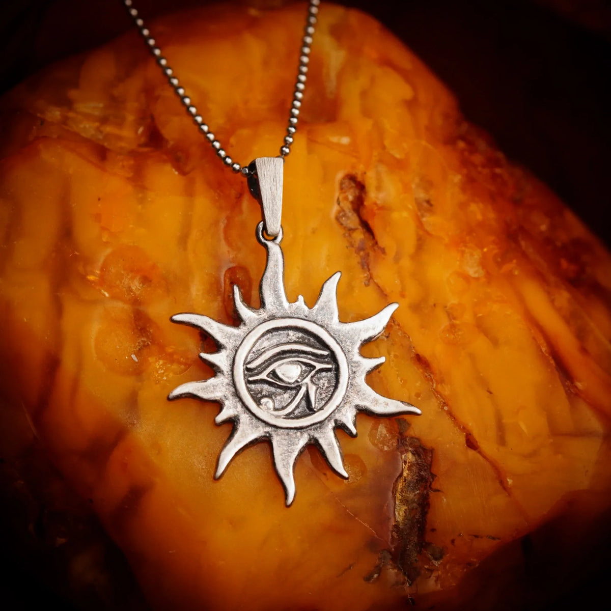 Pandantiv „Ochiul lui Ra – Talisman solar” din argint 925 – bijuterie sculpturală oxidată în stil boho-rustic | Art Diva