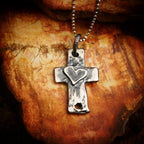 Pandantiv „Cruce cu inimă” din argint 925 – talisman boho al credinței și al iubirii, bijuterie sculpturală și cadou pentru mamă, fiică sau prietenă | Art Diva