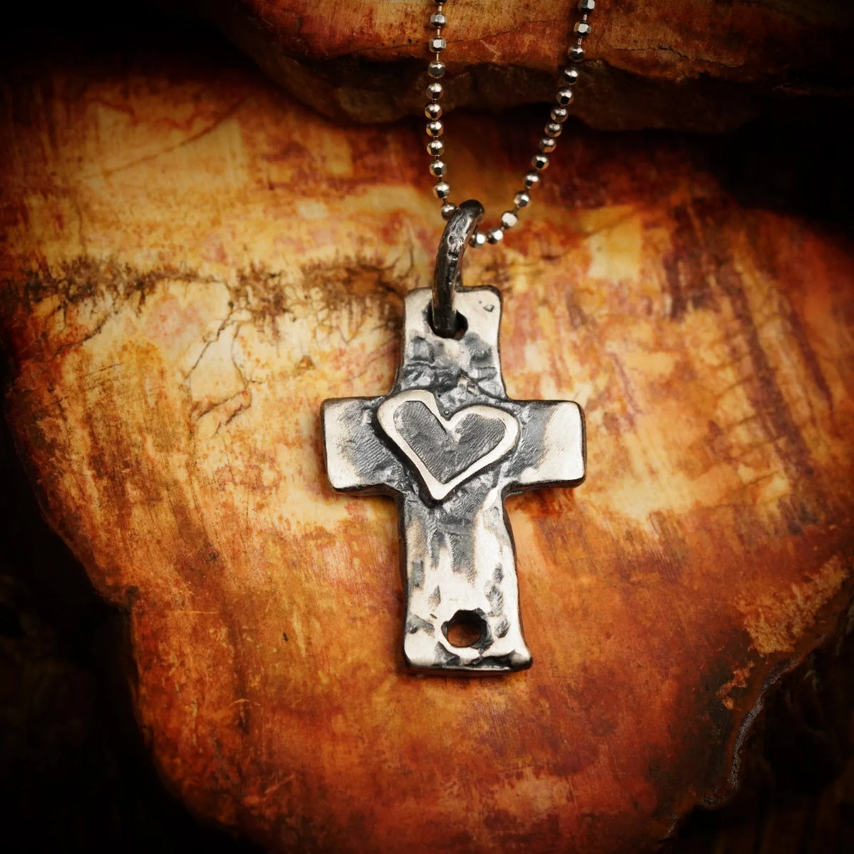 Pandantiv „Cruce cu inimă” din argint 925 – talisman boho al credinței și al iubirii, bijuterie sculpturală și cadou pentru mamă, fiică sau prietenă | Art Diva