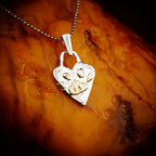 Pandantiv „Urmă pufoasă” din argint 925 cu accente aurii – amuletă handmade pentru iubire și loialitate, Art Diva