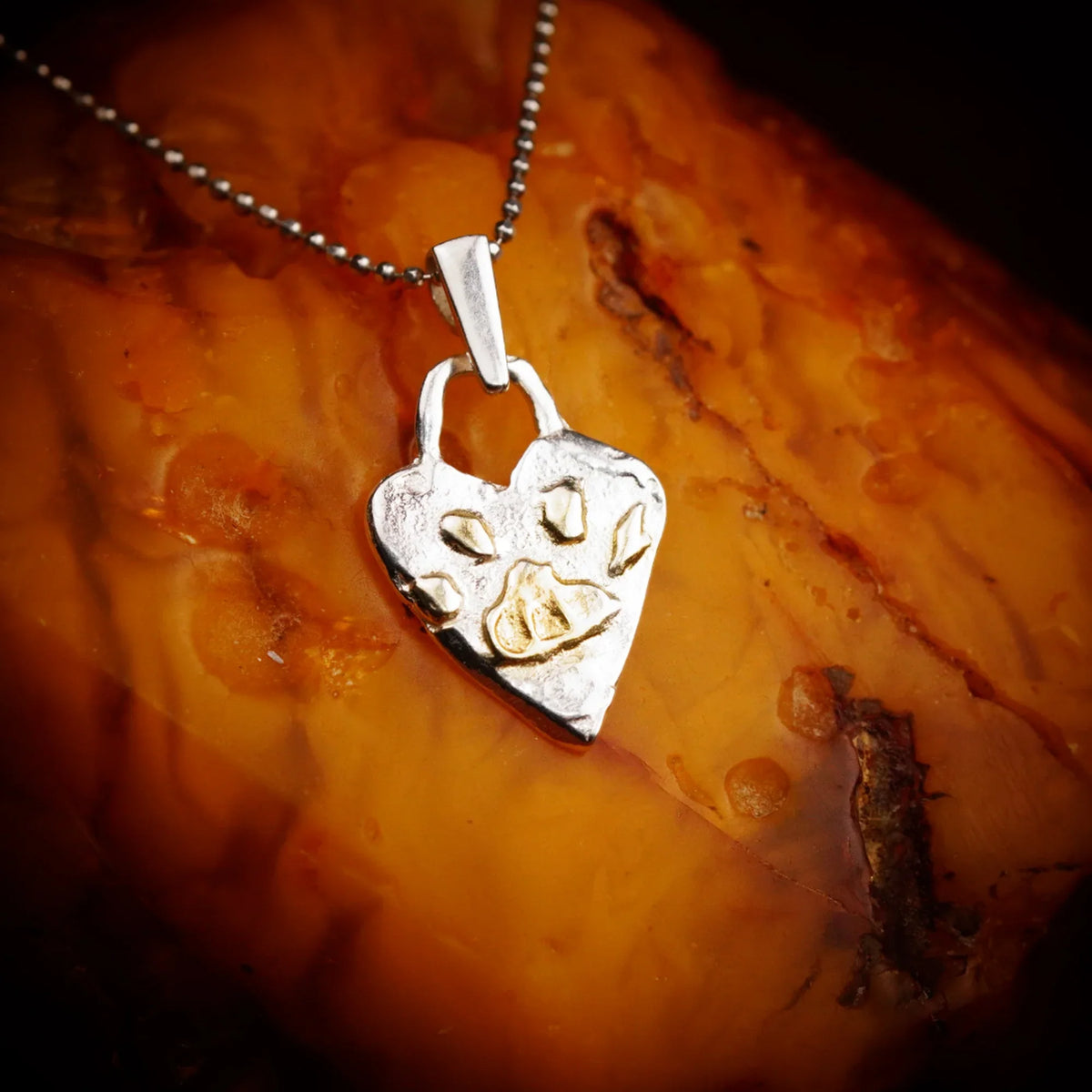 Pandantiv „Urmă pufoasă” din argint 925 cu accente aurii – amuletă handmade pentru iubire și loialitate, Art Diva