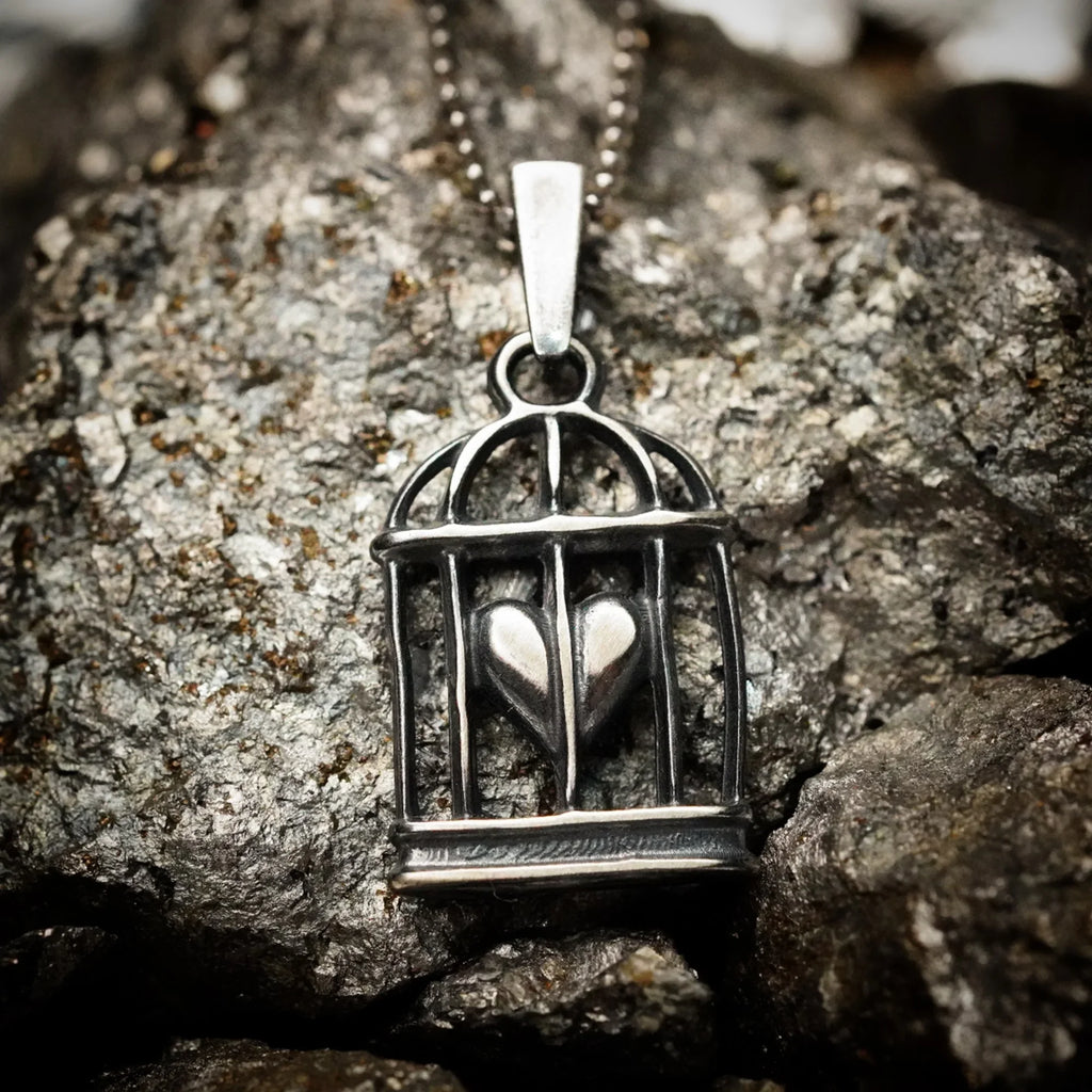 Pandantiv „Inimă în colivie” din argint 925 cu suprafață oxidată – talisman pentru iubire și spirit liber, amuletă pentru sentimente și forță interioară, bijuterie sculpturală în stil boho și rustic | Art Diva