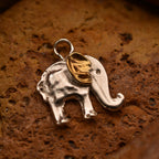 Pandantiv „Elefant Mic” din argint 925 cu accente aurii – simbol al norocului, al înțelepciunii și al protecției, bijuterie sculpturală în stil boho și rustic | Art Diva