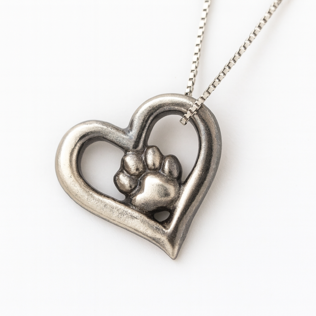 Pandantiv „Inimă și lăbuță” din argint 925 – talisman pentru dragostea de animale, bijuterie sculpturală în stil boho și rustic | Art Diva