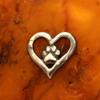 Pandantiv „Inimă și lăbuță” din argint 925 – talisman pentru dragostea de animale, bijuterie sculpturală în stil boho și rustic | Art Diva