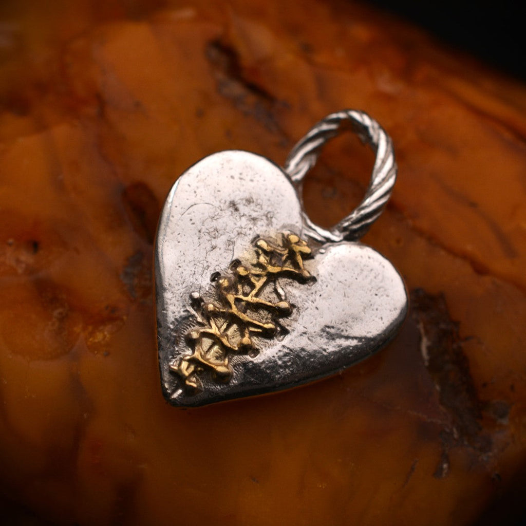 Pandantiv Inimă petecită din argint 925 – talisman handmade pentru iubire și speranță, accente aurii, Art Diva