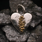 Pandantiv „Inimă petecită” din argint 925 cu accente aurii – lustruit manual, talisman pentru iubire, speranță și vindecare, bijuterie sculpturală în stil boho și rustic | Art Diva