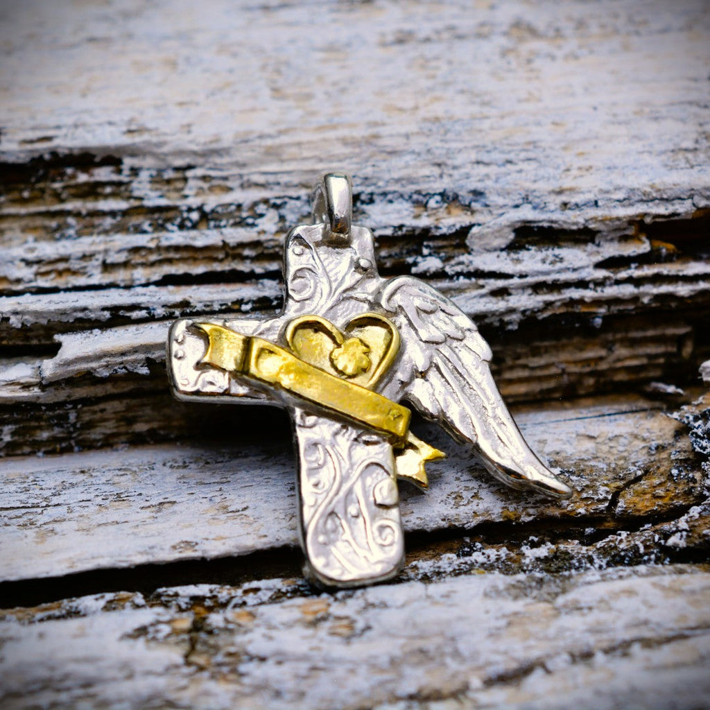 Pandantiv „Crucea îngerului cu inimă” din argint 925 cu accente aurii – bijuterie sculpturală în stil boho și rustic | Art Diva