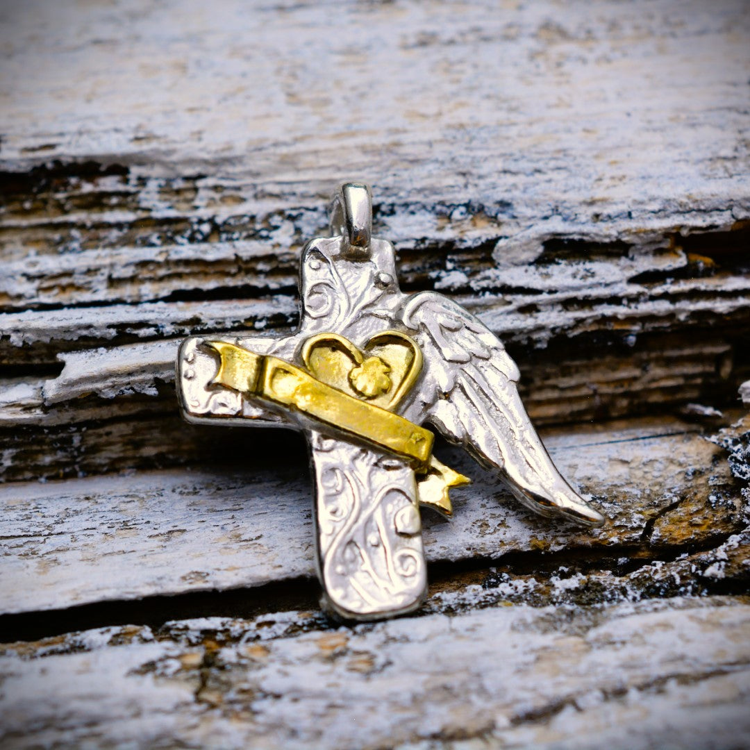 Pandantiv „Crucea îngerului cu inimă” din argint 925 cu accente aurii – bijuterie sculpturală în stil boho și rustic | Art Diva