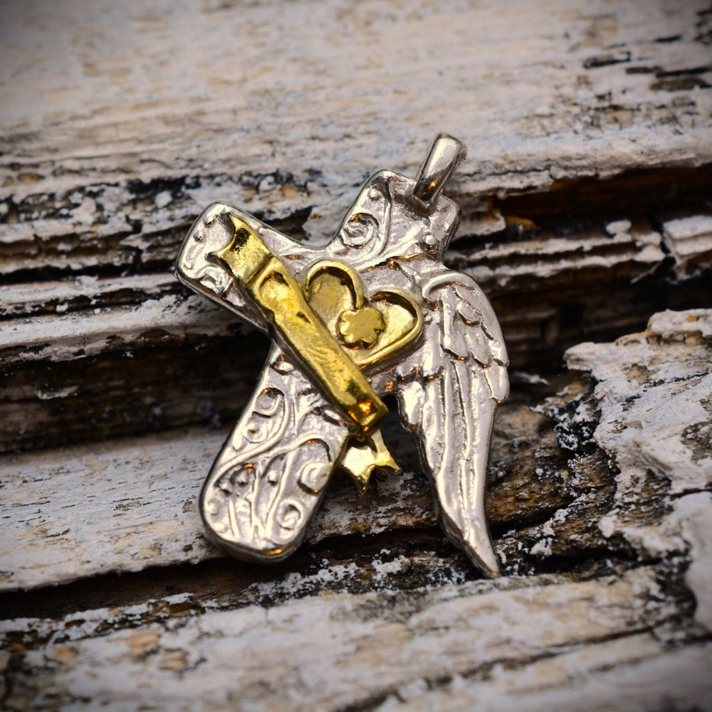 Pandantiv „Crucea îngerului cu inimă” din argint 925 cu accente aurii – bijuterie sculpturală în stil boho și rustic | Art Diva