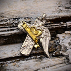 Pandantiv „Crucea îngerului cu inimă” din argint 925 cu accente aurii – bijuterie sculpturală în stil boho și rustic | Art Diva