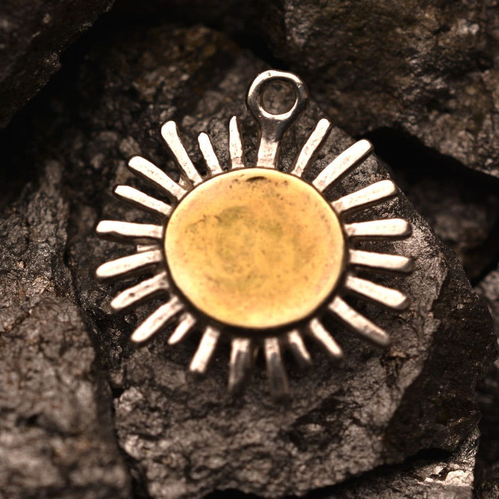 Pandantiv „Rază de soare” din argint 925 – talisman pentru căldură, lumină și speranță, bijuterie sculpturală realizată manual în stil boho și rustic | Art Diva