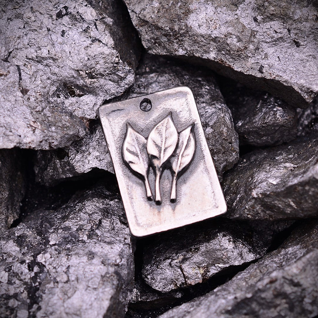 Pandantiv „Trei Frunze” din argint 925 – bijuterie sculpturală oxidată în stil boho și rustic | Art Diva